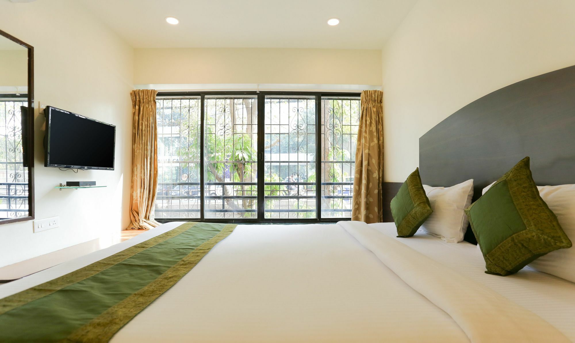 Itsy Hotels Hill View Ex Пюн Екстериор снимка