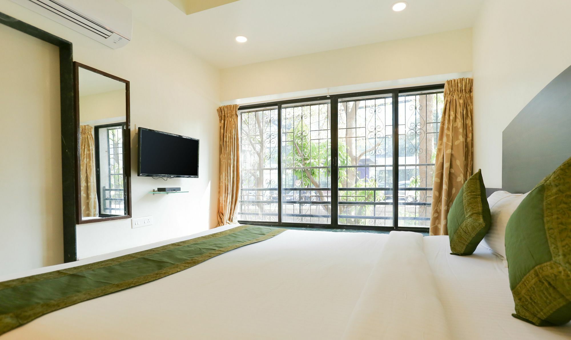 Itsy Hotels Hill View Ex Пюн Екстериор снимка